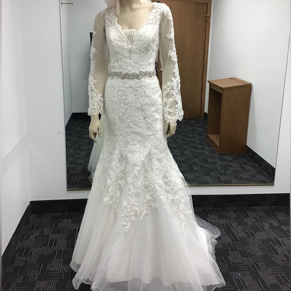 NWT Morilee Long-sleeve lace wedding gown style 2701, Size 12 Ivory